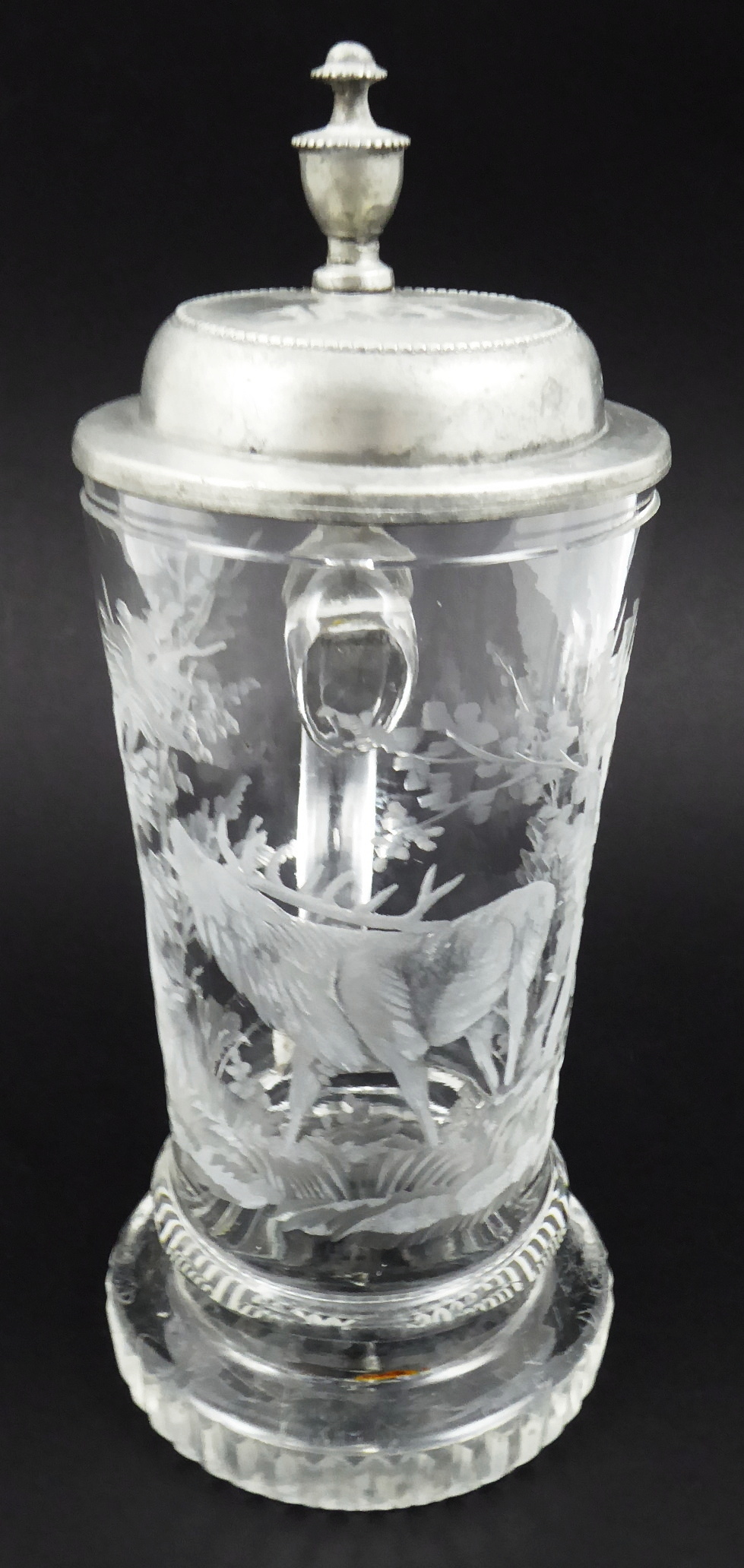 Korbel s jelenem na mýtině