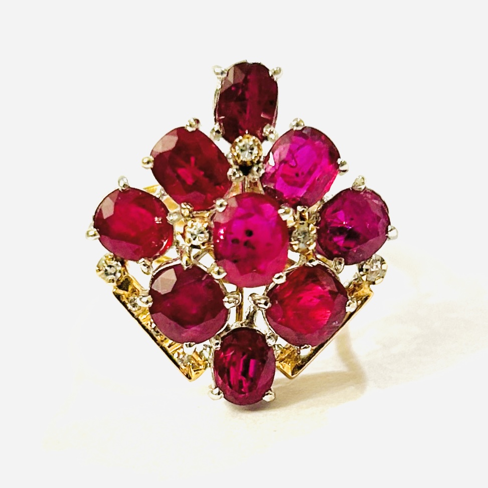 Zlatý koktejlový prsten s rubíny a diamanty