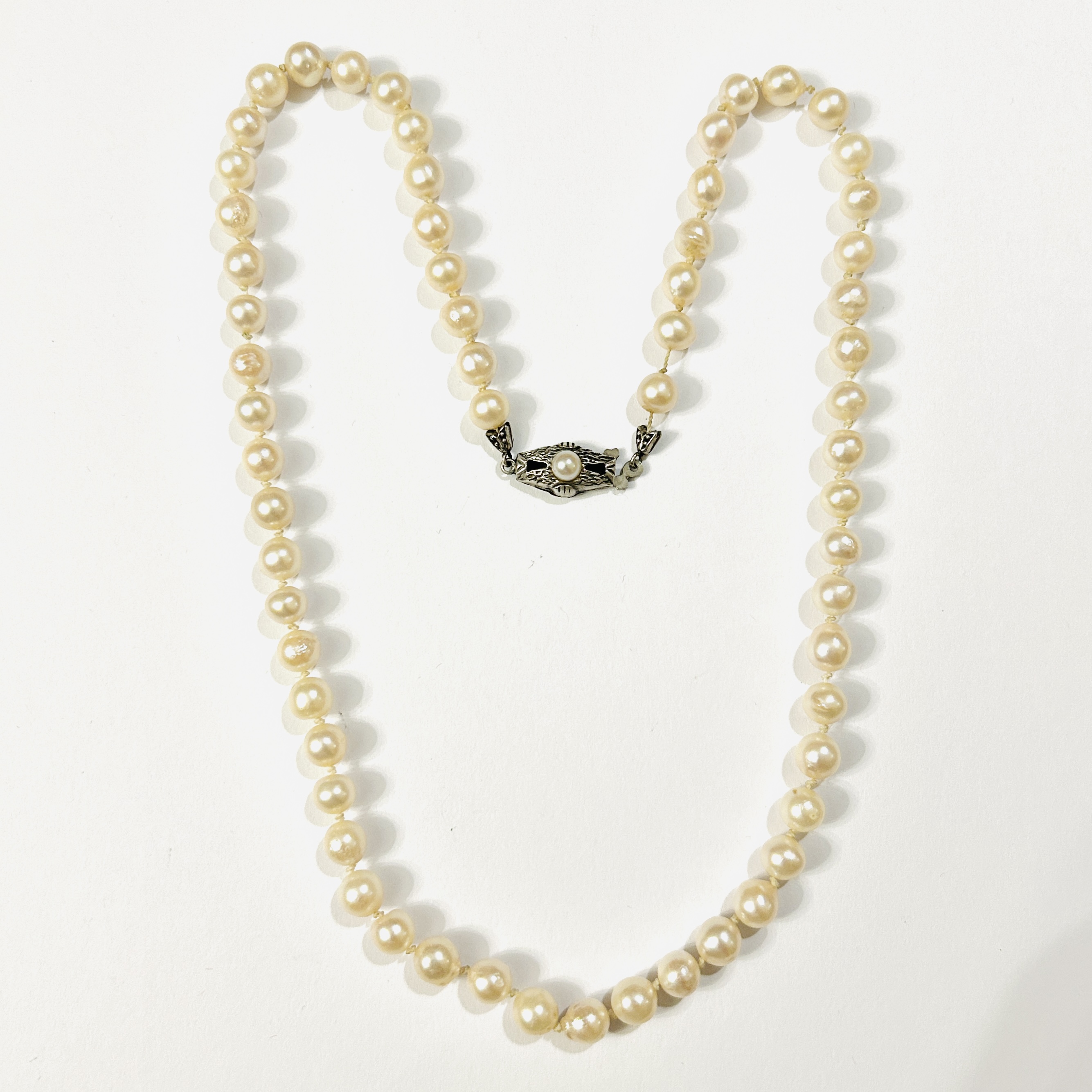 Perlový náhrdelník se stříbrným zapínáním s perlou