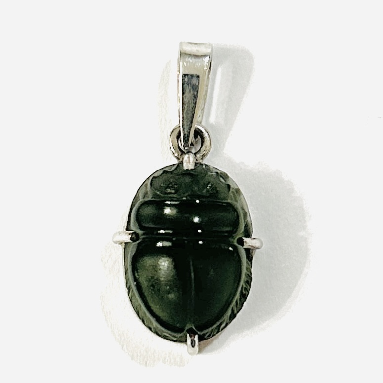 Stříbrný přívěšek s vltavínovou glyptikou „scarabeus“