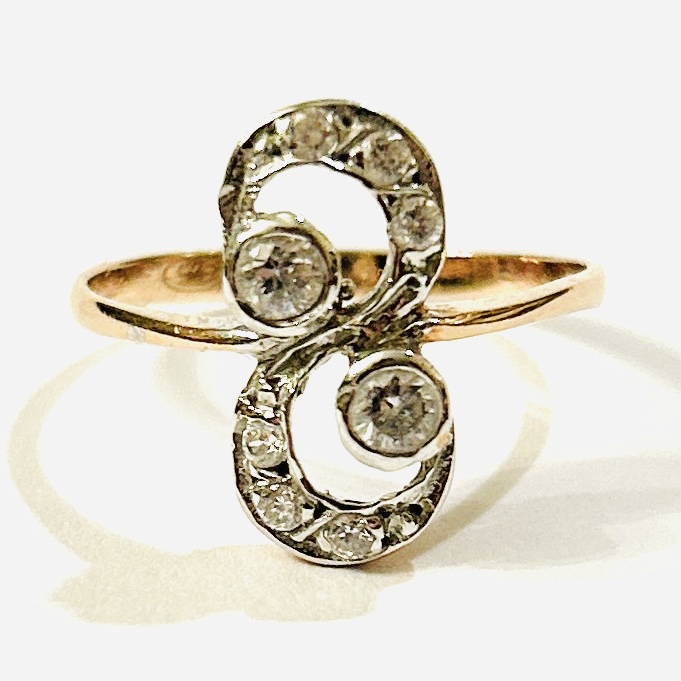 Zlatý pseudosecesní prsten s diamanty