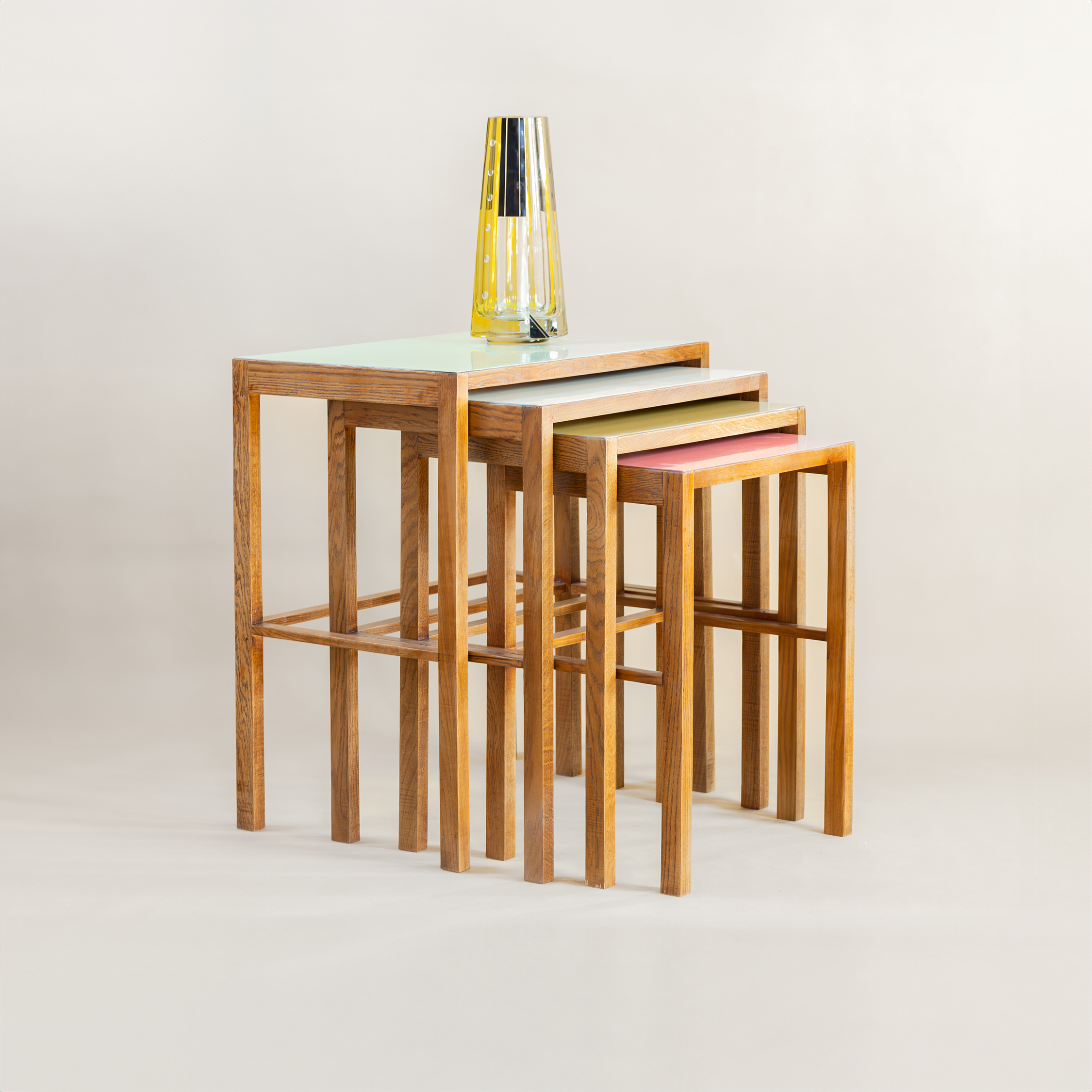 HNÍZDOVÉ STOLKY-FUNKCIONALISMUS-UP ZÁVODY