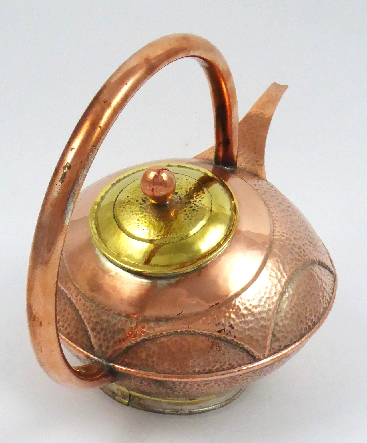 Art deco měděná a mosazná konvice