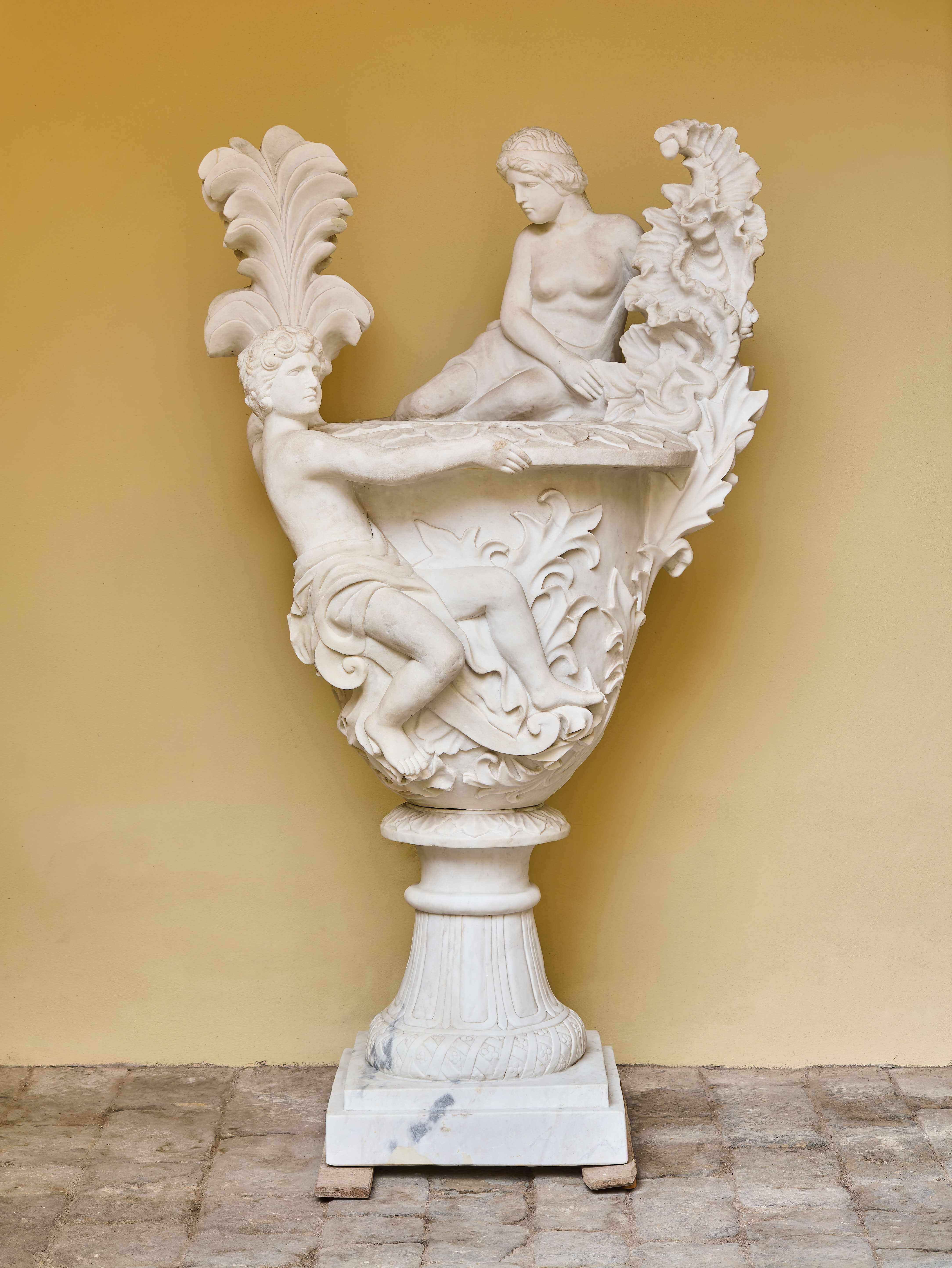 Monumentální klasicistní mramorová váza s figurální výzdobou