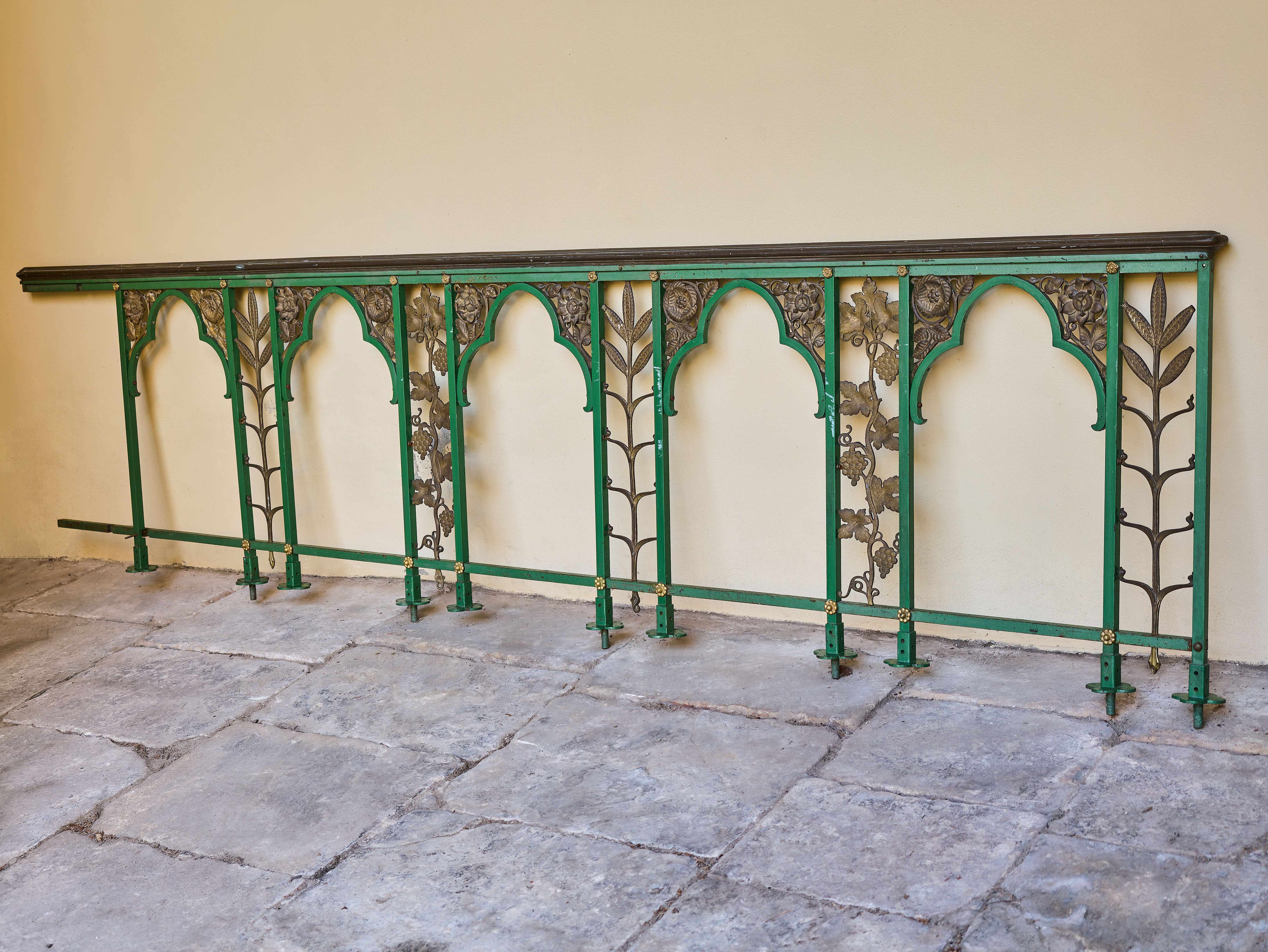 Těžké bronzové zábradlí s motivem vinné révy – 308 cm