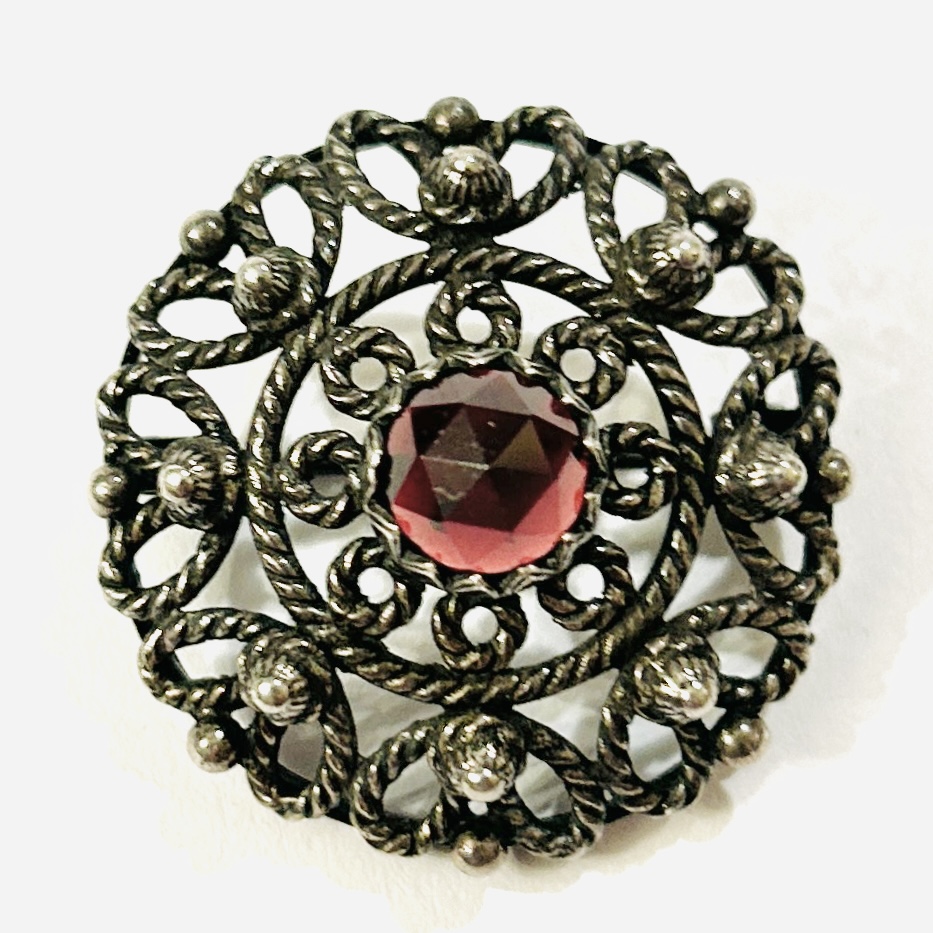 Stříbrná historizující brož s granátem