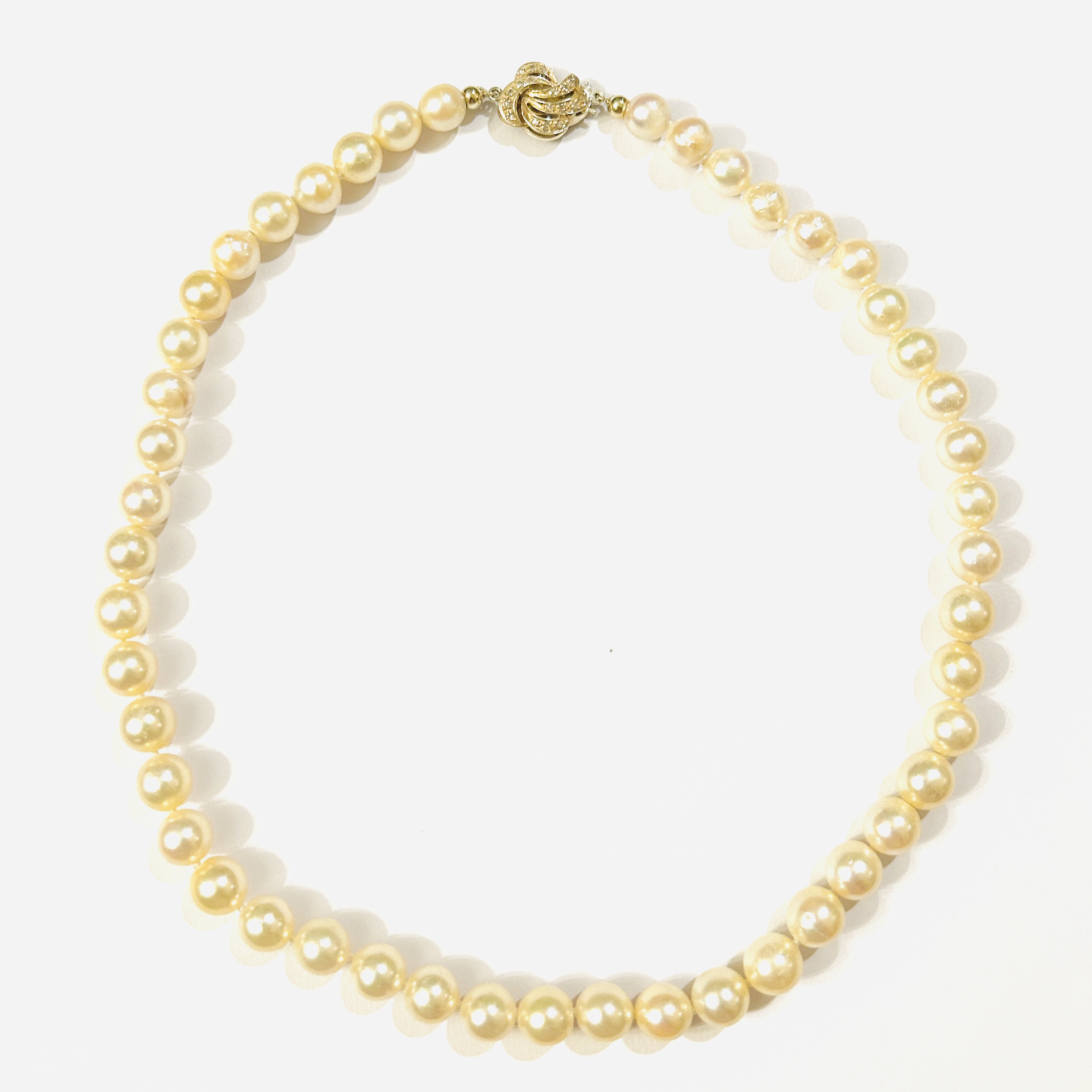 Perlový náhrdelník se zlatým zapínáním s diamanty