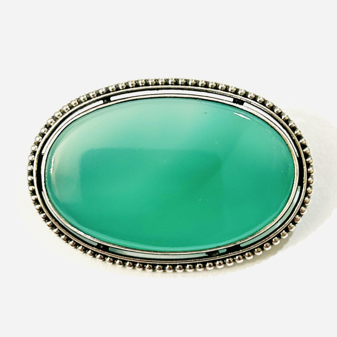 Stříbrná art-deco brož s chryzoprasem