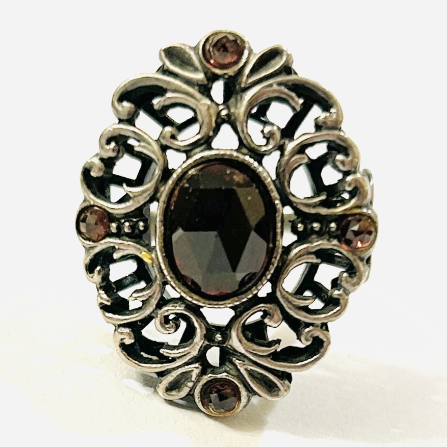 Stříbrný historizující prsten s granáty