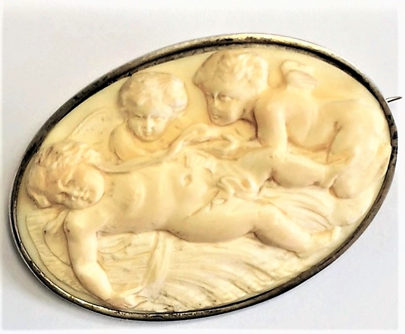 Větší oválná stříbrná brož s andílky – slonová kost