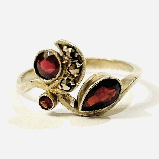 Stříbrný prsten s granáty a markazity