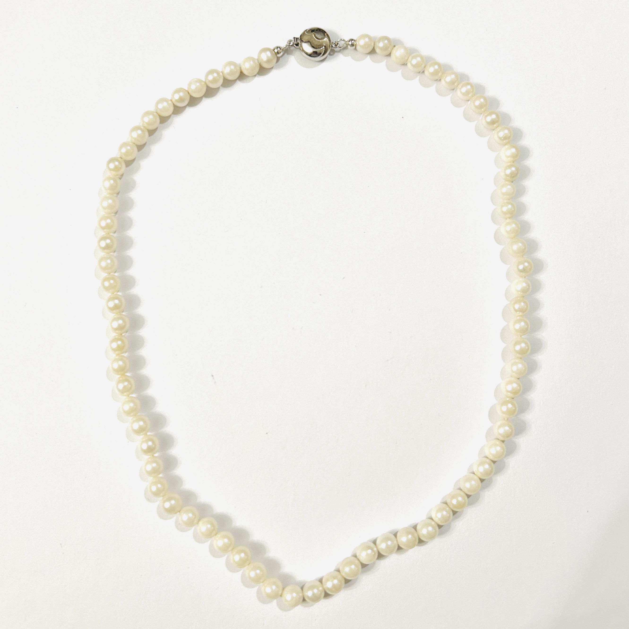 Perlový náhrdelník se stříbrným zapínáním