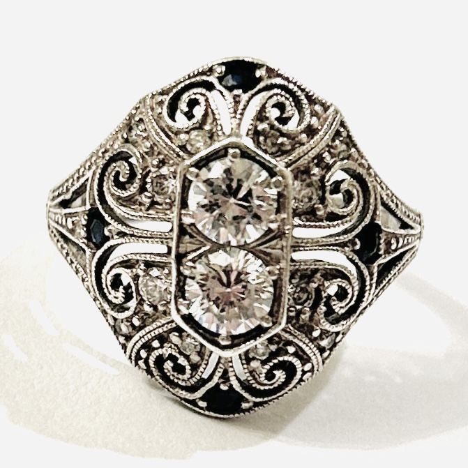 Stříbrný pseudo art-deco s modrými safíry a čirými kameny