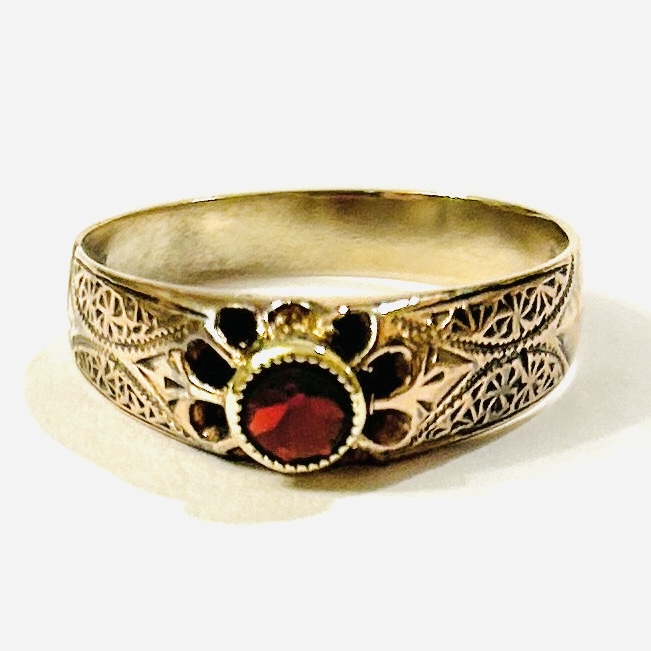 Zlatý nízkoryzostní secesní prsten s českým granátem