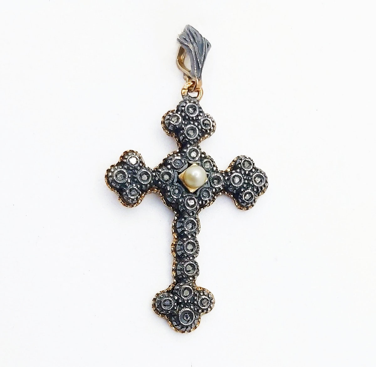 Zlatý kříž s černými diamanty a perlou