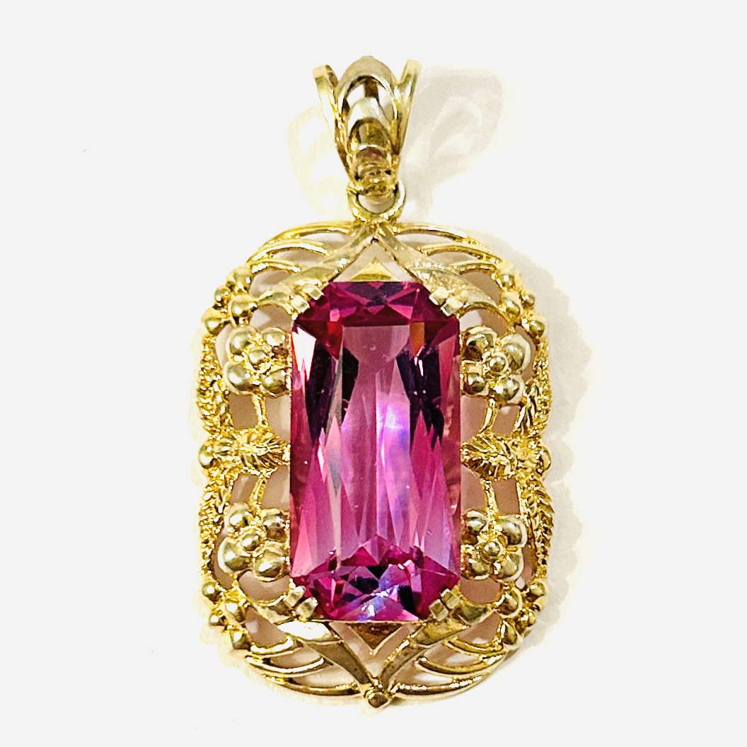 Stříbrný zlacený novobarokní přívěšek s růžovým kamenem