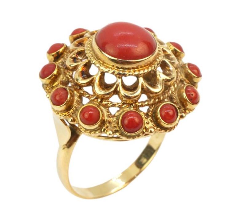 Zlatý prsten s korálem