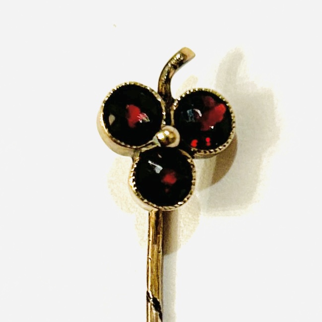 Zlatá nízkoryzostní jehlice „trojlístek“ s českými granáty