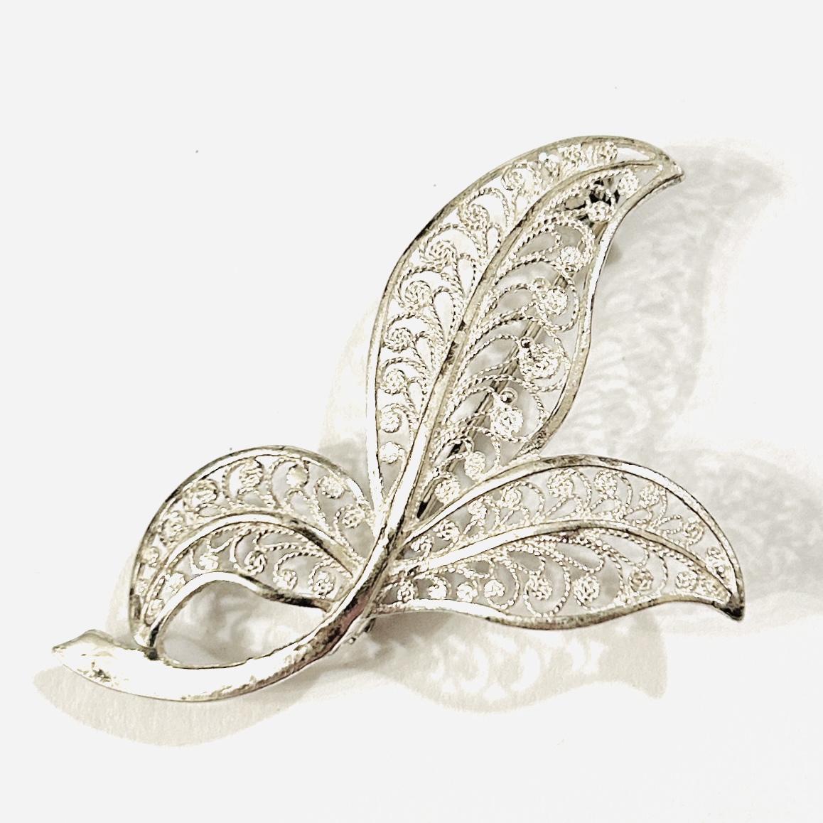 Stříbrná filigránová brož „listy“
