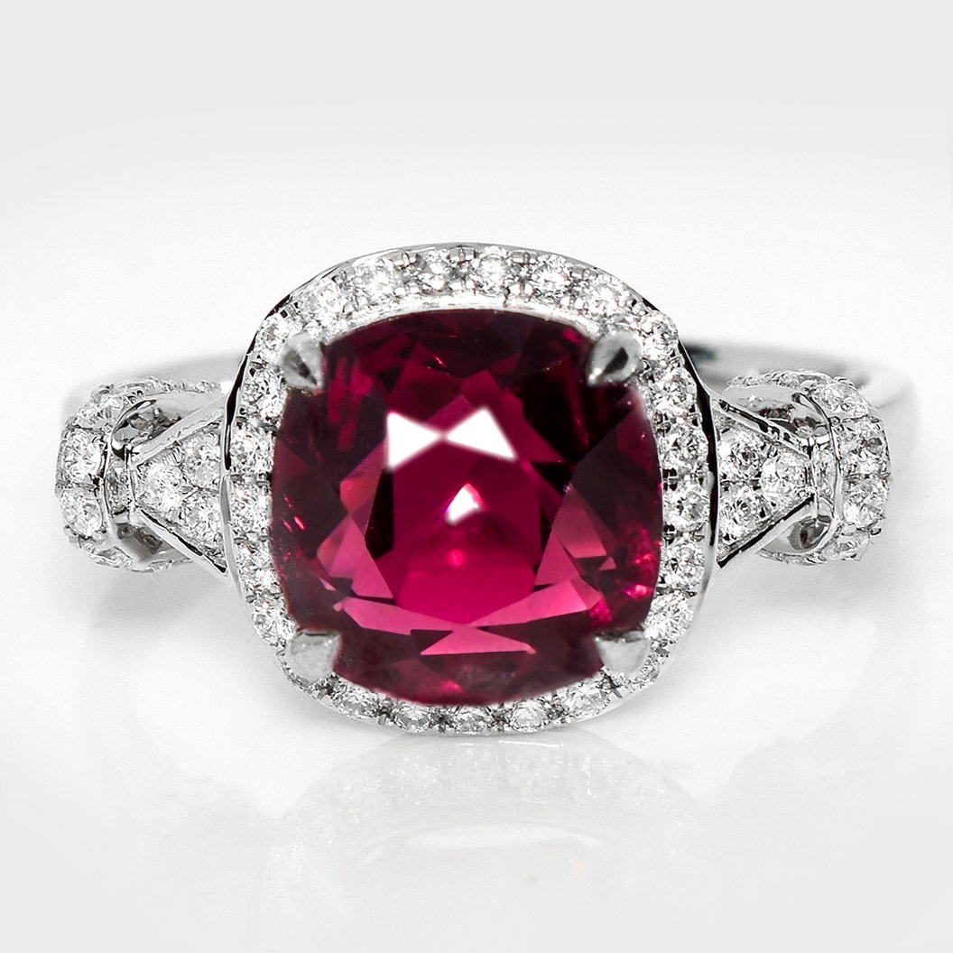 Zlatý prsten s almandinem a diamanty