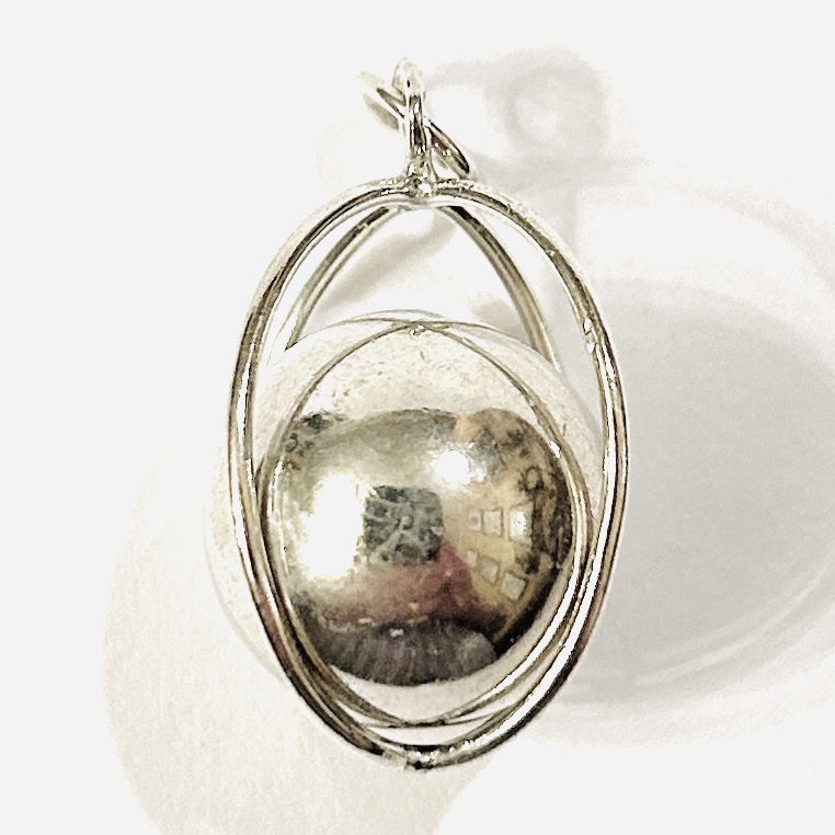 Stříbrný modernistický přívěšek „koule v kleci“