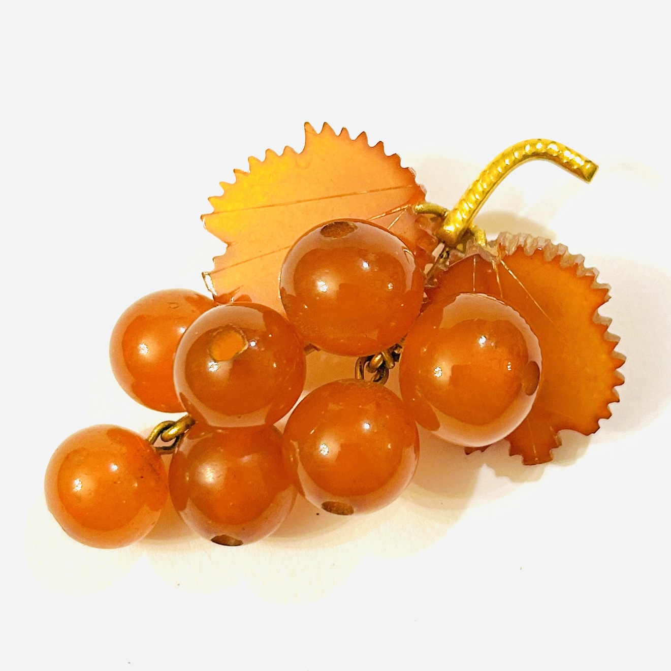 Starožitná brož „vinný hrozen“ z jantaru