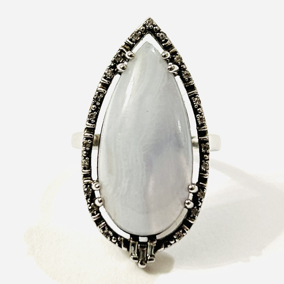 Stříbrný prsten s modrým achátem a čirými kameny