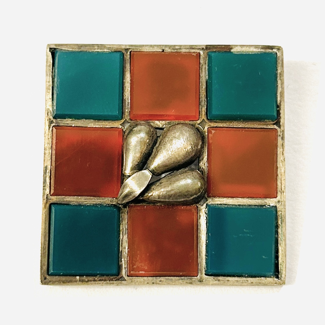 Stříbrná brož s karneoly a chryzoprasy – dle Josef Hoffmann