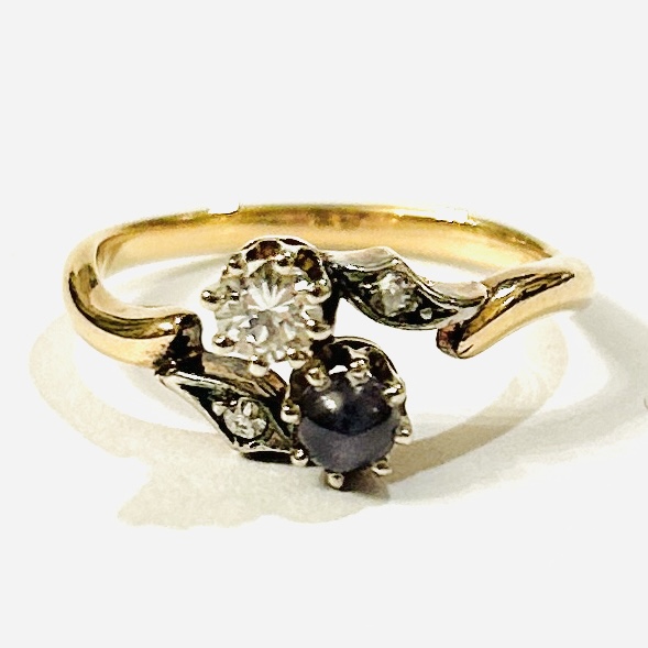 Zlatý pseudo-secesní prsten s diamanty a safírem