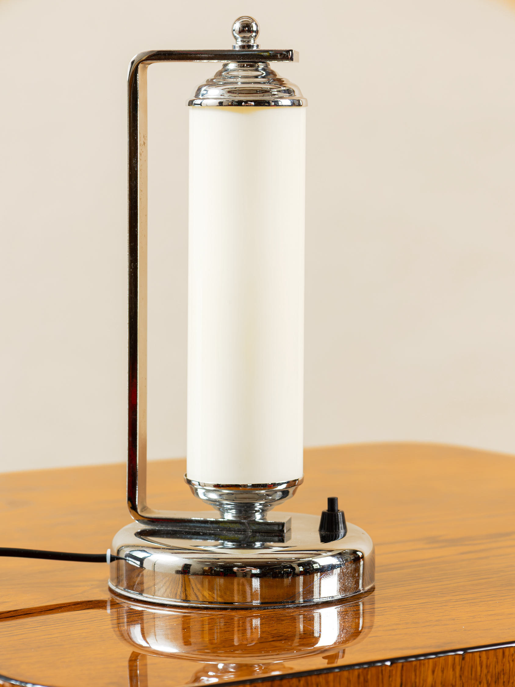 STOLNÍ LAMPA TUBUS-FUNKCIONALISMUS