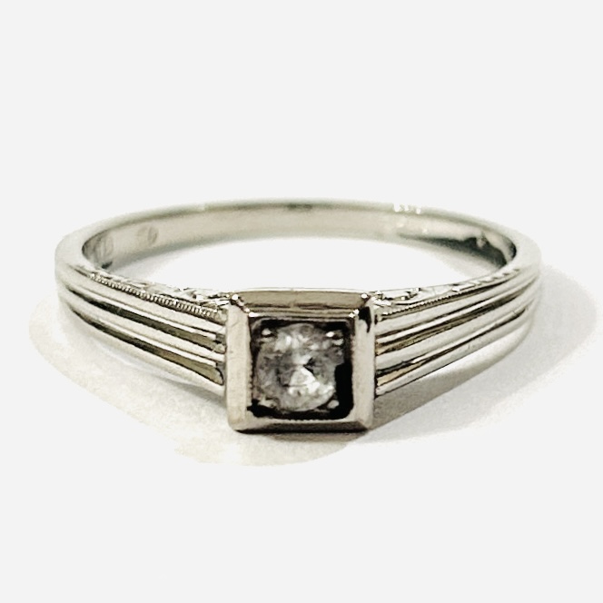 Zlatý art-deco prsten s leukosafírem