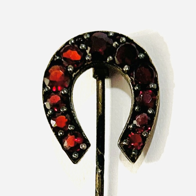 Starožitná jehlice „podkova“ s českými granáty