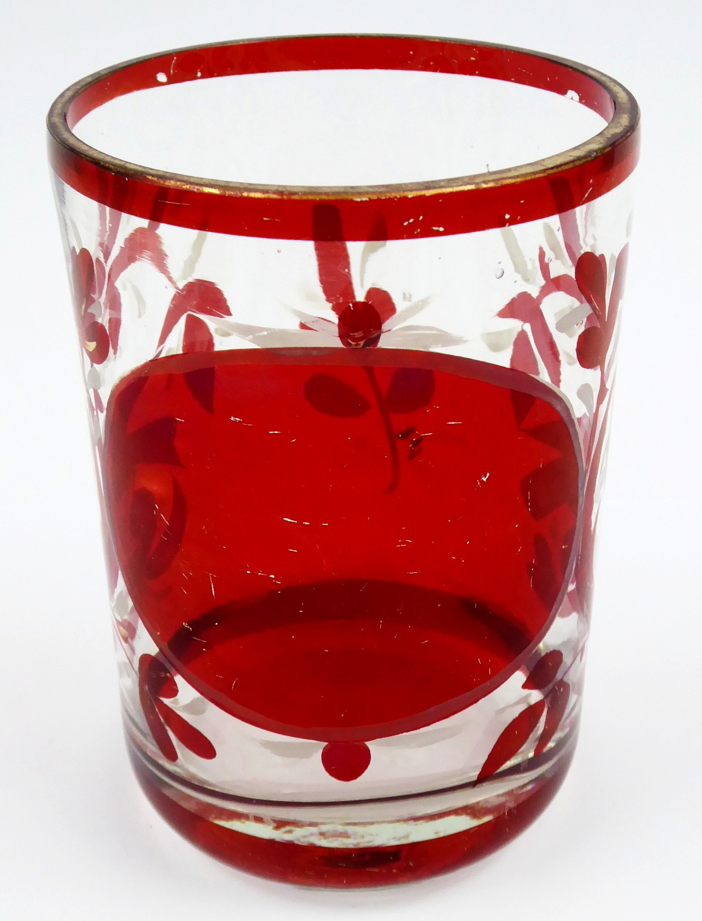 Sklenice s rubínovou lazurou s medailonem