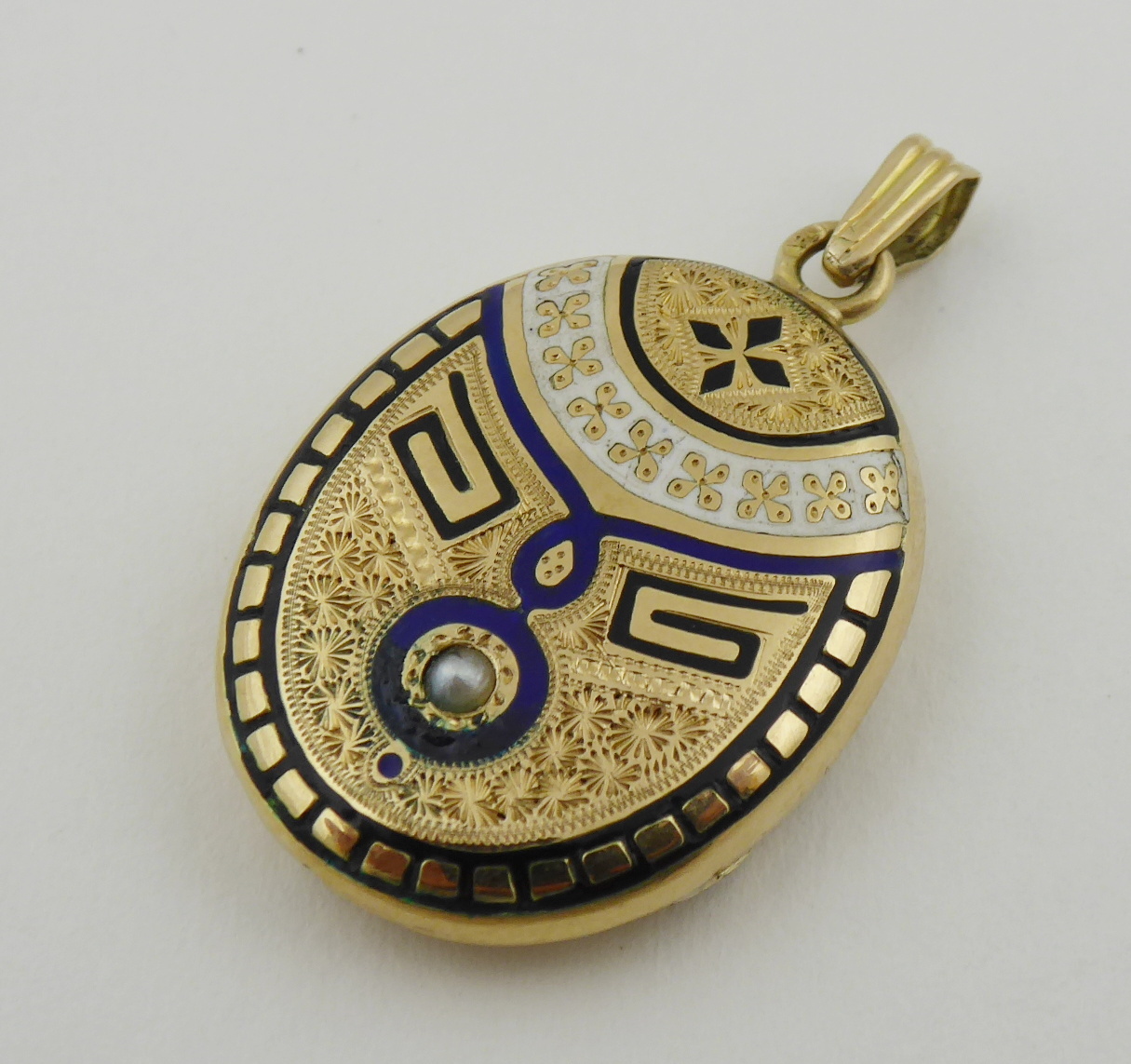 Otevírací zlatý medailon s emaily a perličkou