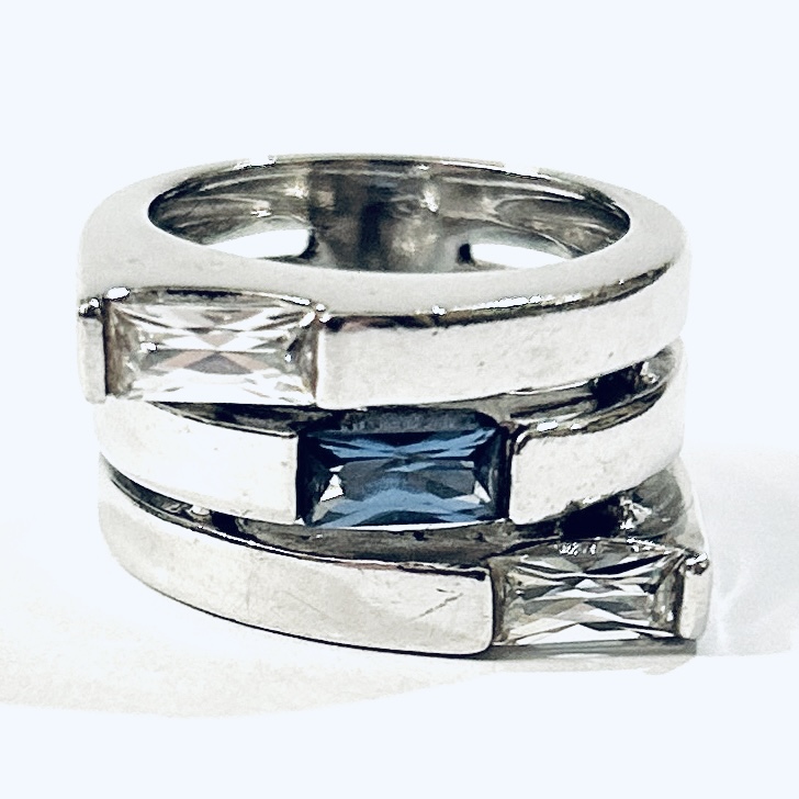 Stříbrný moderní prsten s modrým a čirými kameny