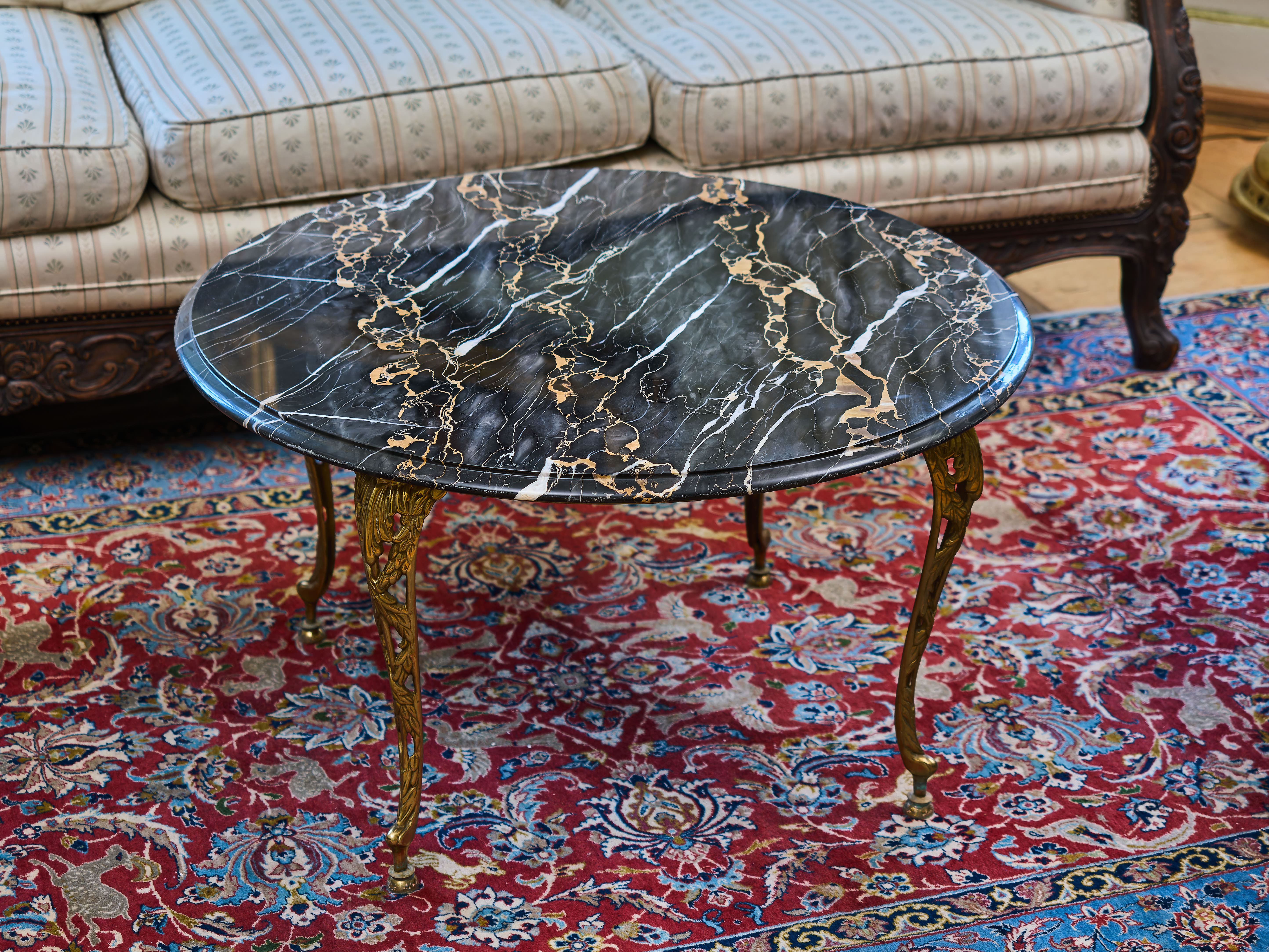 Starožitný konferenční stolek s mramorovou deskou