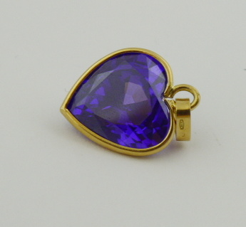 Zlatý přívěsek s fialovým srdíčkem