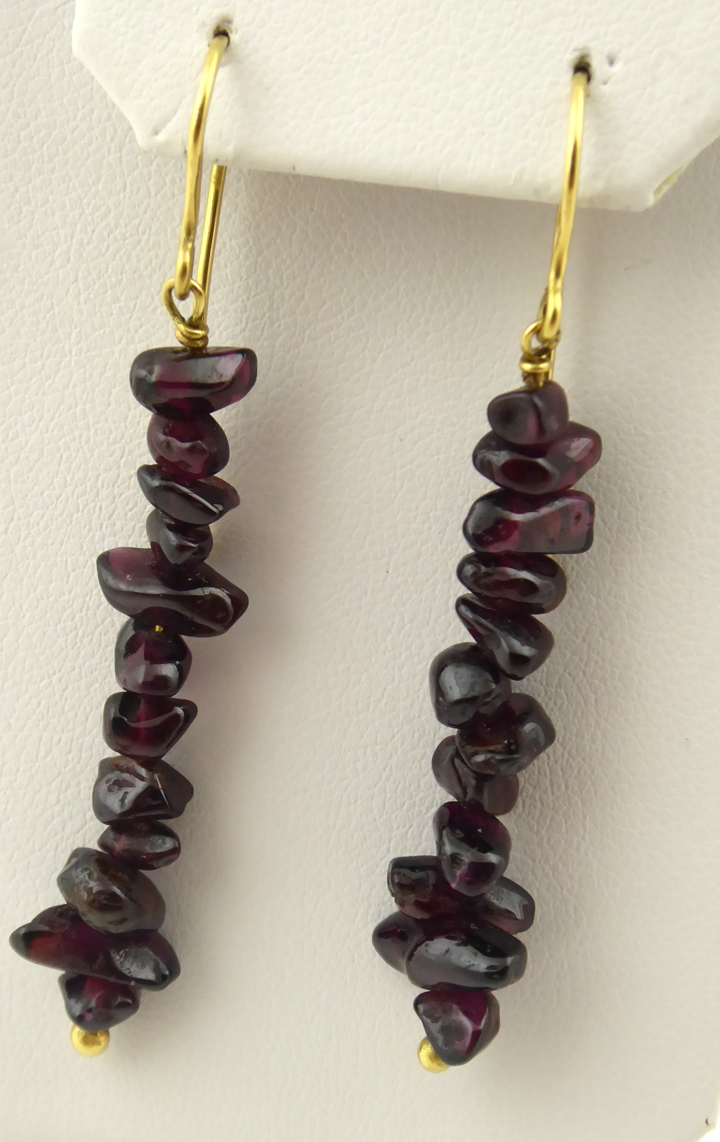 Zlaté ověskové náušnice s přírodními almandiny