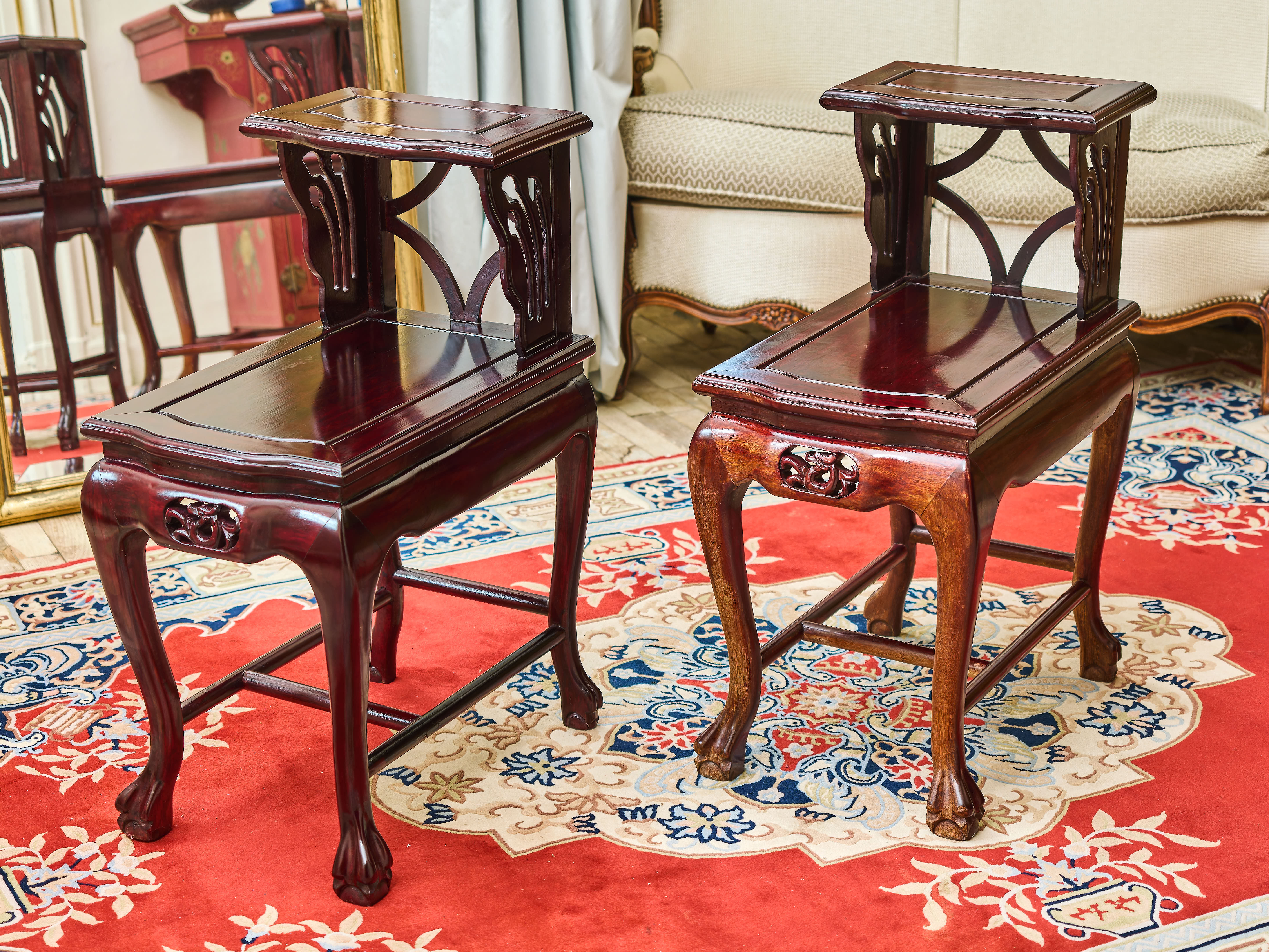 Čínské vyřezávané stolky – pár