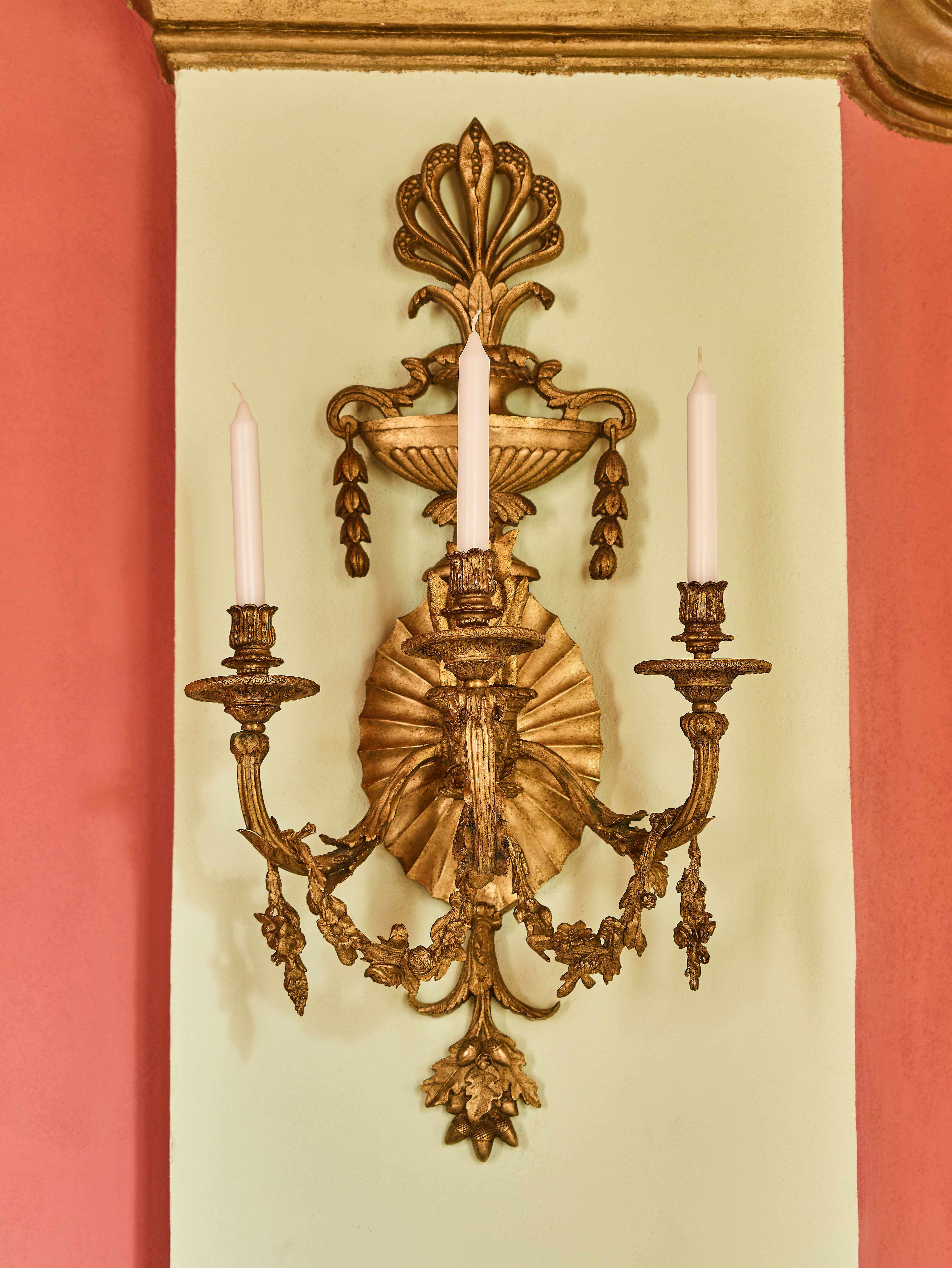 Soubor šesti monumentálních nástěnných aplik na svíčky