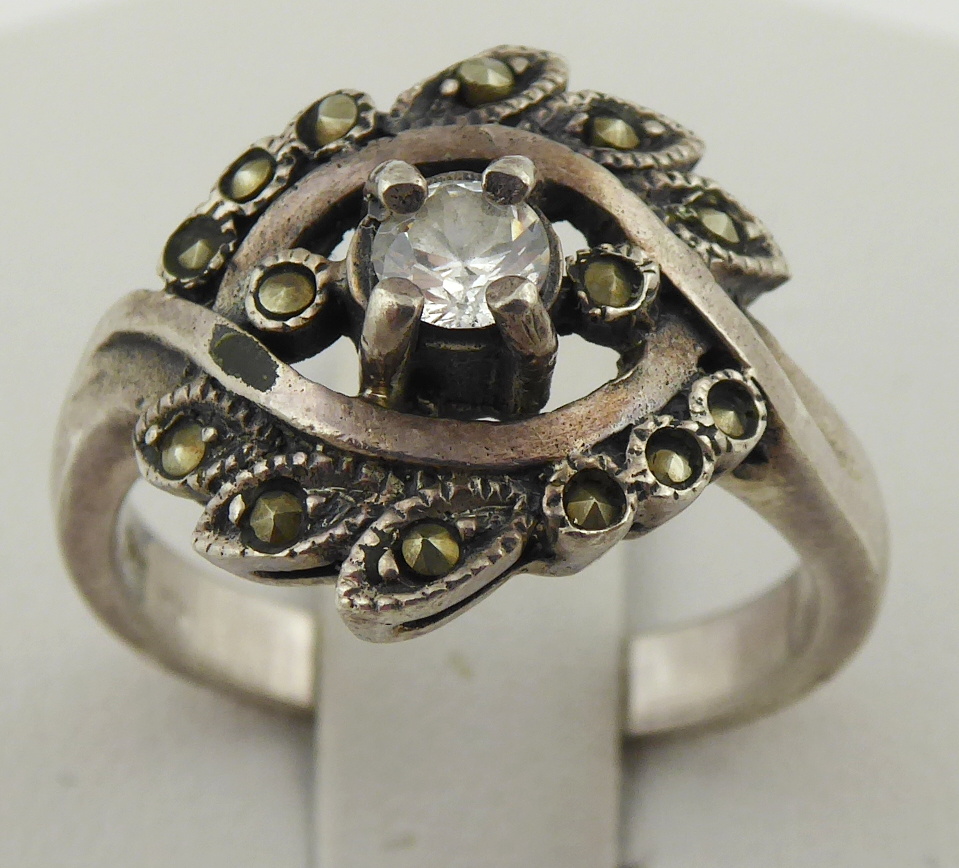 Stříbrný prsten s markazity a zirkonem