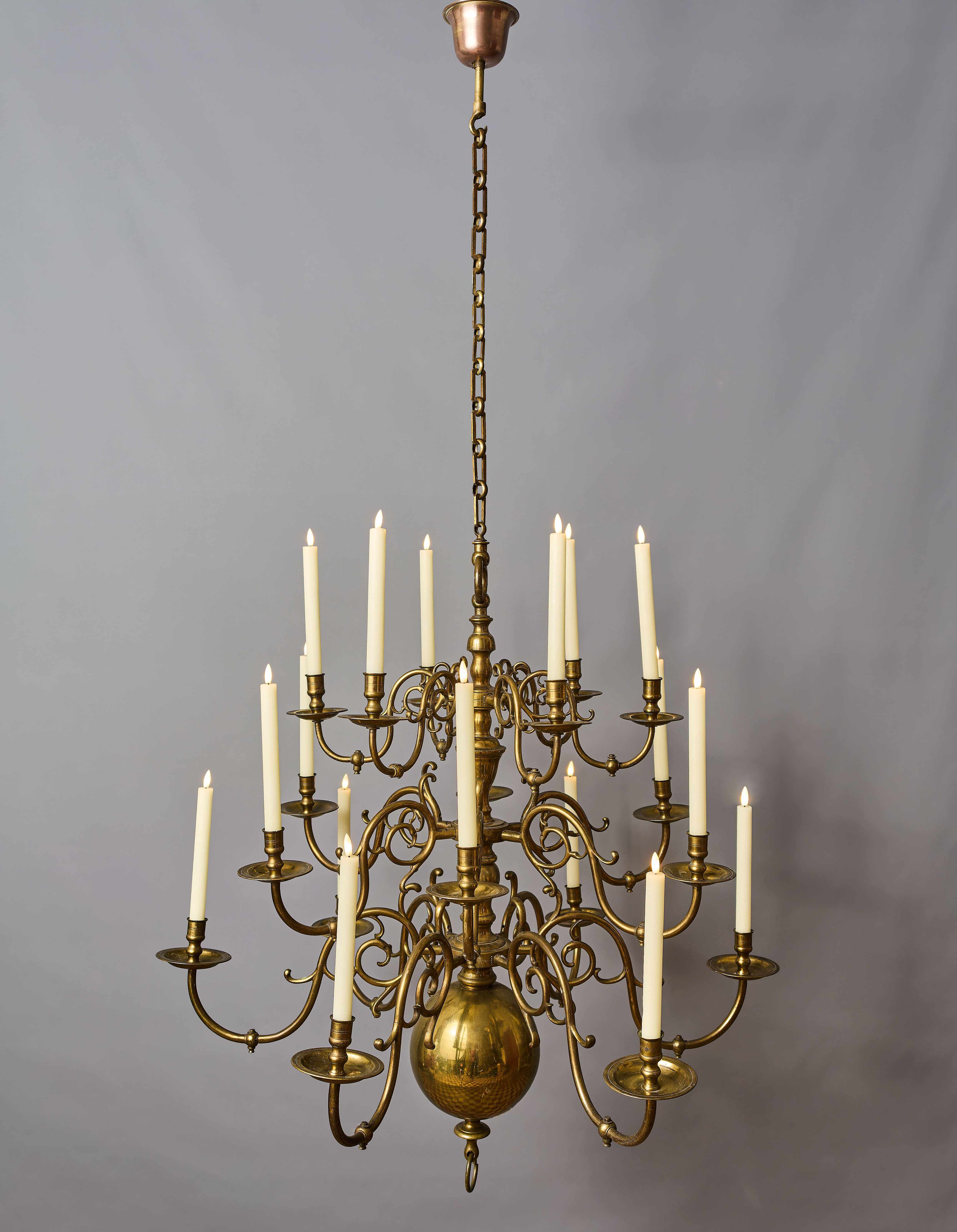 Monumentální mosazný korunní lustr 18 žárovek