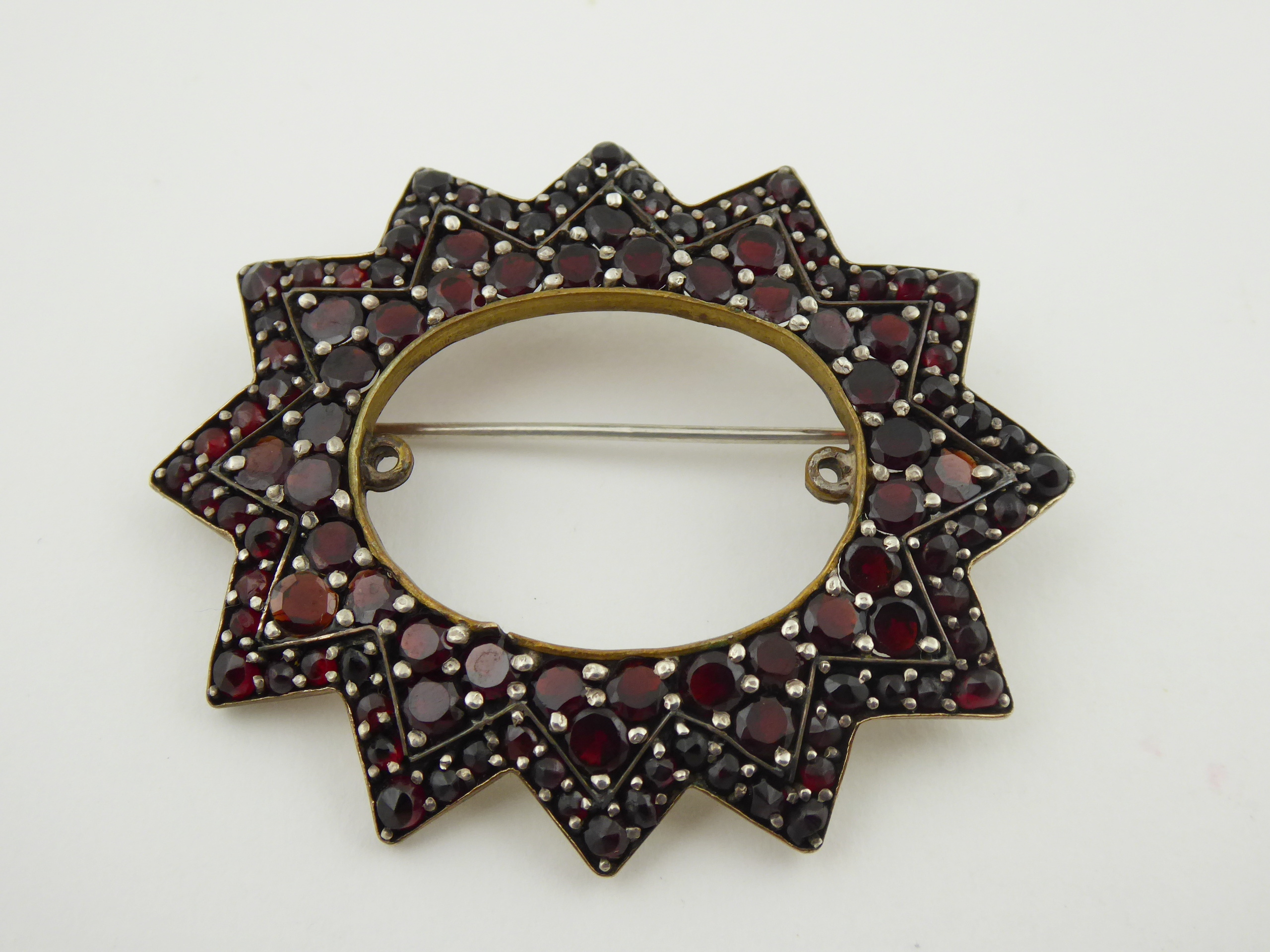 Brož ve tvaru hvězdy – české granáty