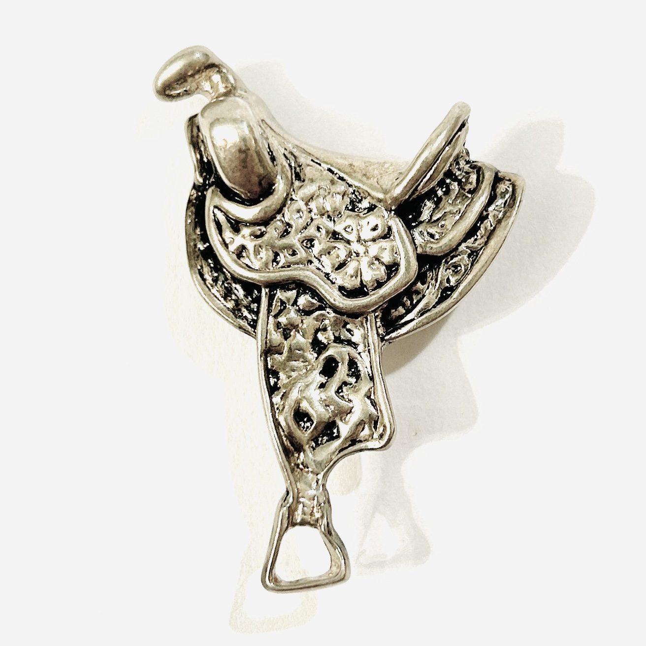 Stříbrná spona na šátek „koňské sedlo“