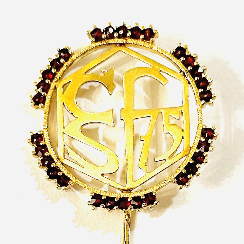 Stříbrná zlacená jehlice/odznak „75. výročí československého filmu“ s českými granáty