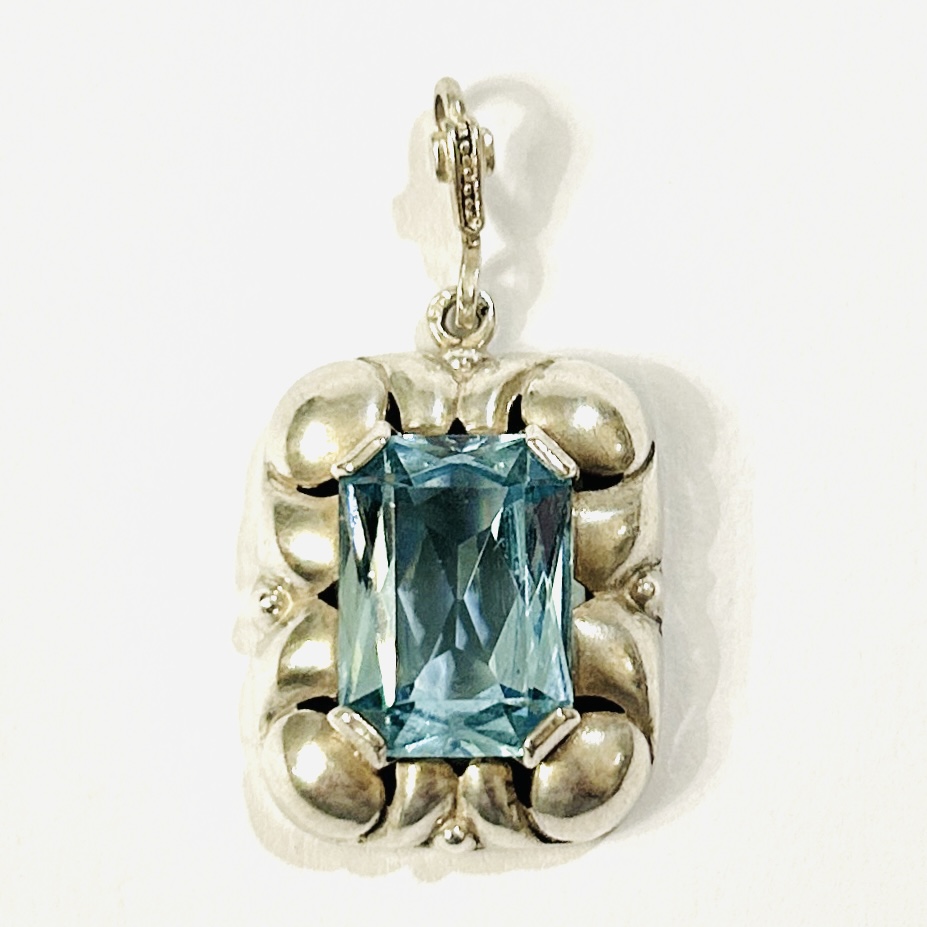 Stříbrný novobarokní přívěšek s modrým kamenem