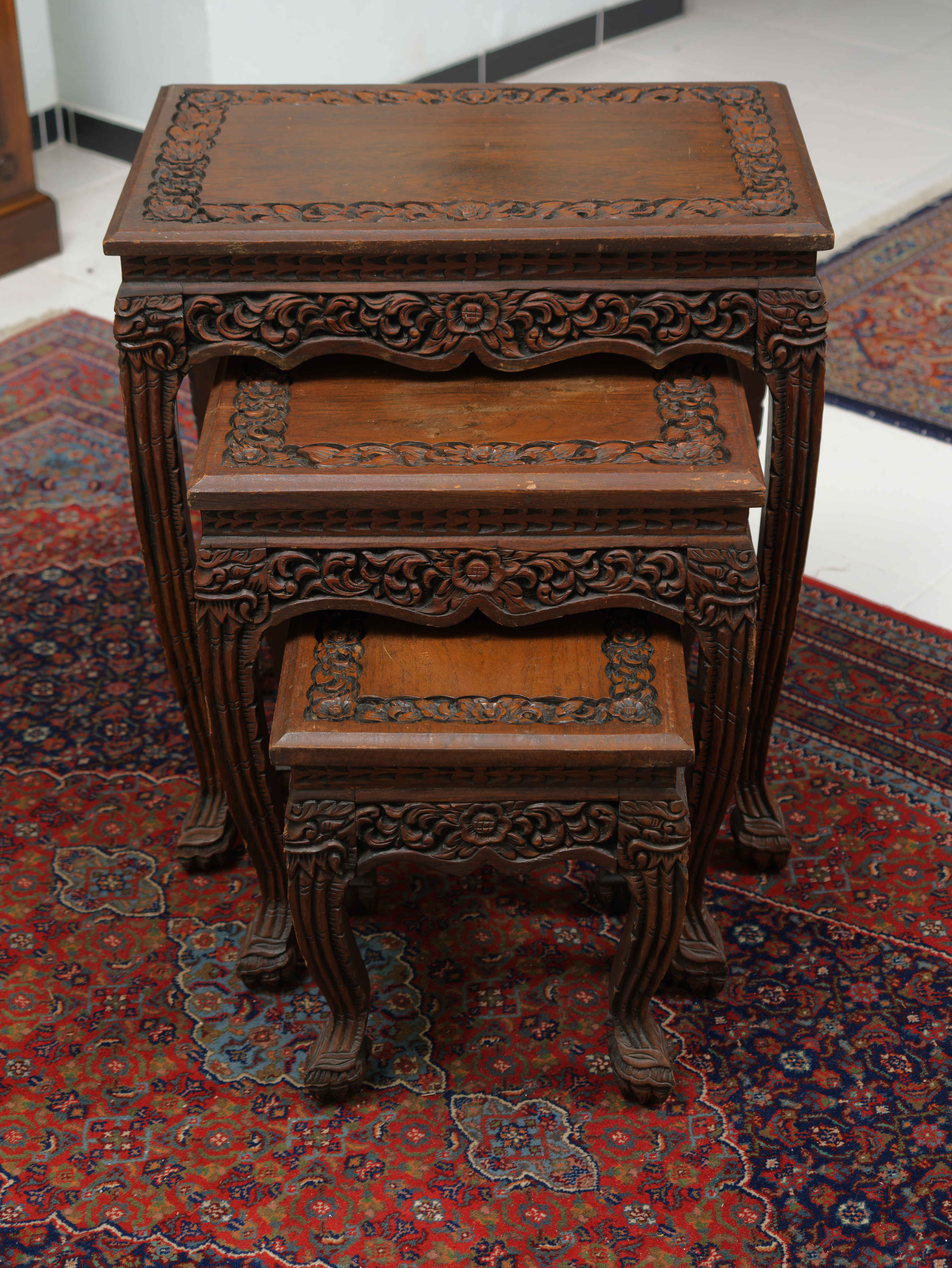 Hnízdové stolky vyřezávané