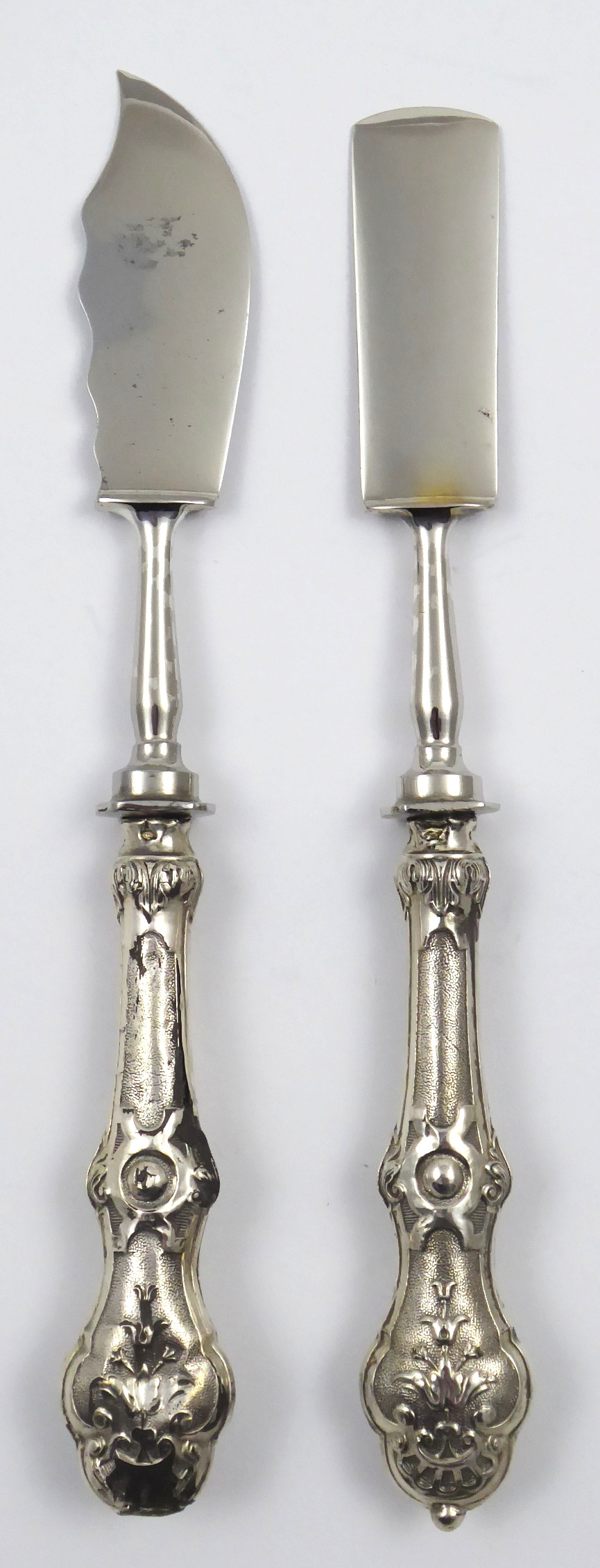 Stříbrné příbory na máslo a měkký sýr