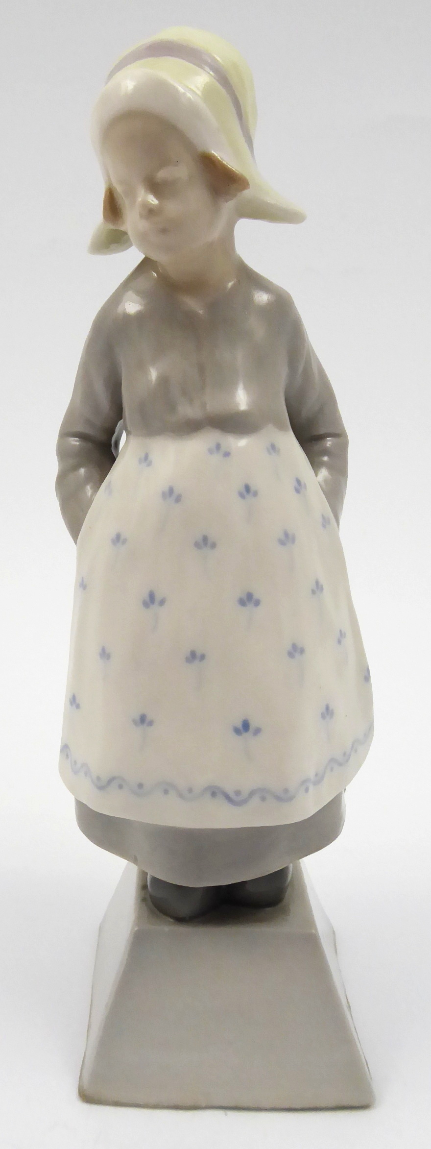 Holčička v zástěrce – A. Förster & Co., Wien