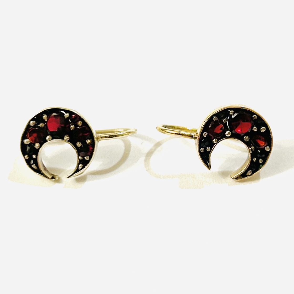 Zlaté starožitné náušnice „srpek měsíce“ s českými granáty